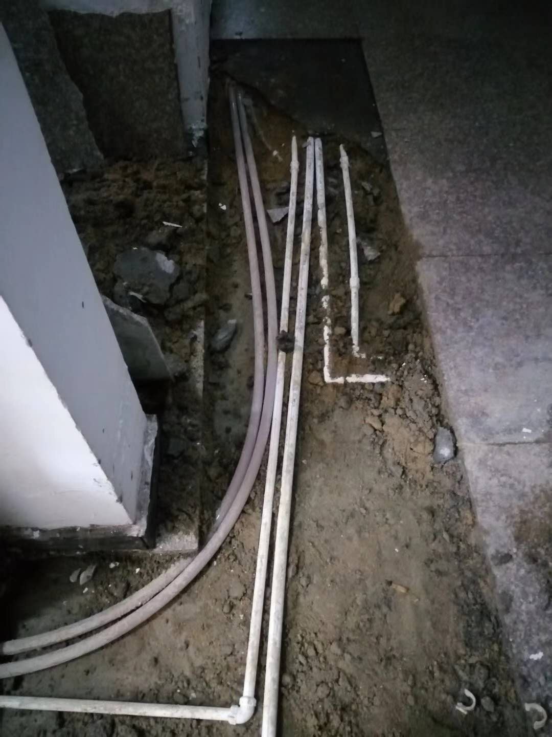 双柏漏水，切勿盲目乱刨乱砸