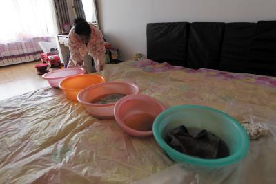 双柏楼上漏水，住户失联，小区没物管，业主维权难！律师来支招……